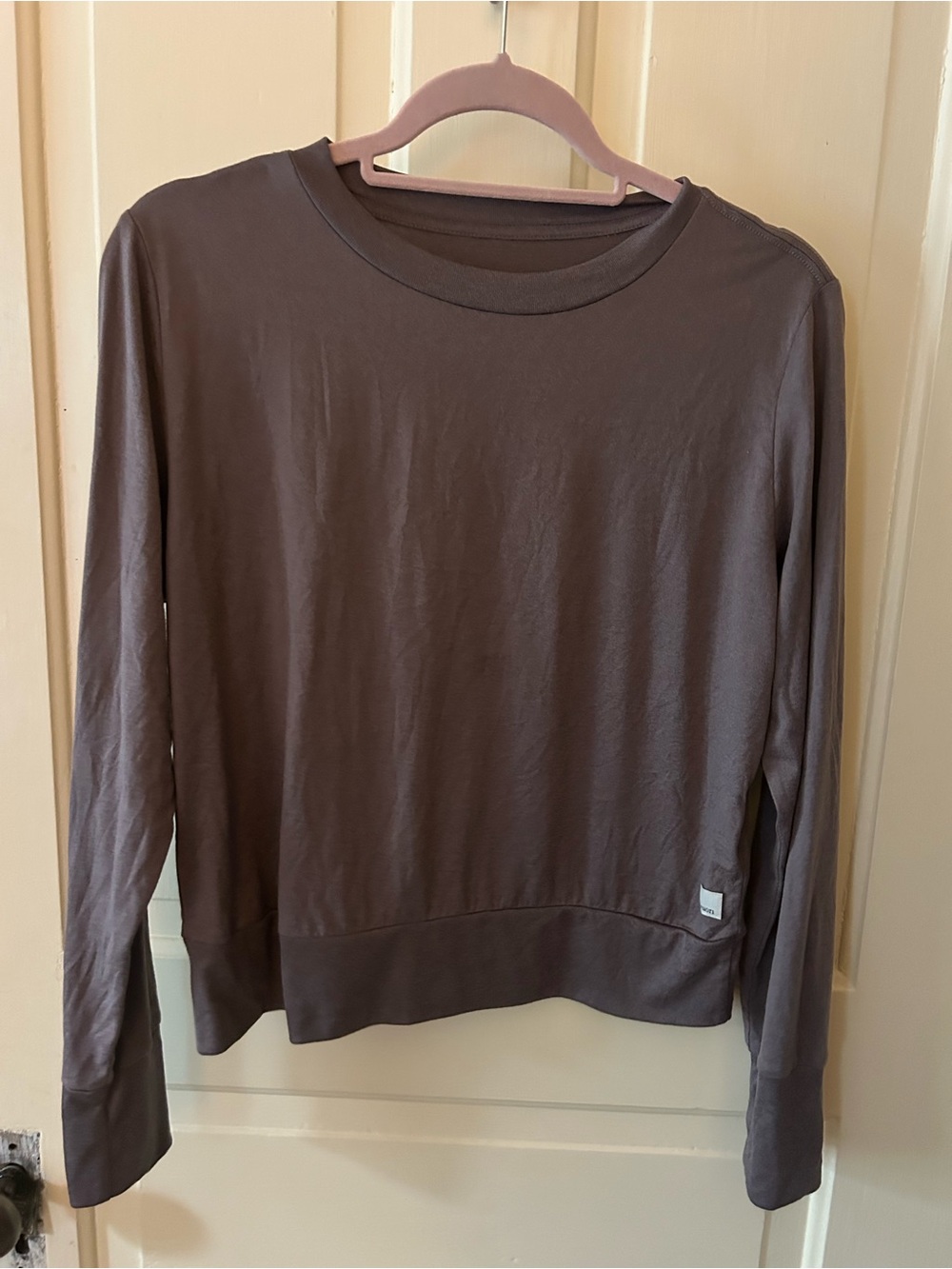 Vuori women’s long sleeve Crewneck Tee Taupe/mauve M